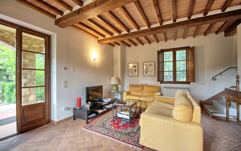 Casa Minuccia: Möbel, Couch, Bilderrahmen, Fenster, Holz, Wohnzimmer, Interior Design, Tabelle, Fussboden, Schatten