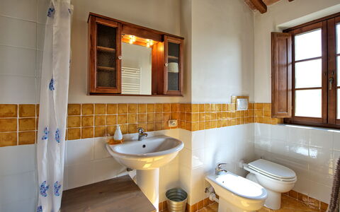 Casa Minuccia: Spiegel, Zapfhahn, Armatur, Sinken, Eigentum, Bad Sink, Badezimmer, Lila, Fenster, Interior Design