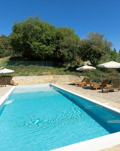 Casa Minuccia: Wasser, Eigentum, Pflanze, Möbel, Himmel, Schwimmbad, Azurblau, Schatten, Stuhl, Gartenmöbel