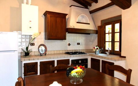 Residence Marino: Countertop, Zimmer, Möbel, Eigentum, Küche, Interior Design, Cabinetry, Decke, Gebäude, Haus