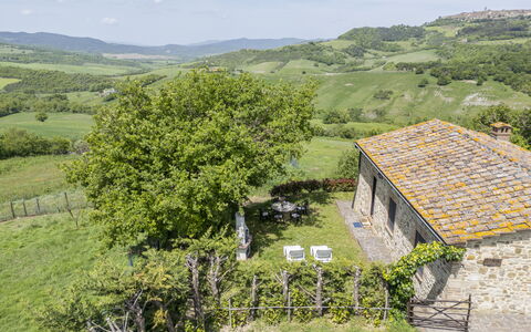 Marcigliana Cottage, Pool, Radicondoli: Pflanze, Gebäude, Wolke, Himmel, Natürliche Landschaft, Baum, Hochland, Haus, Landschaft, Ground