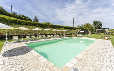 Marcigliana Cottage, Pool, Radicondoli: Wolke, Himmel, Wasser, Eigentum, Pflanze, Schwimmbad, Gebäude, Schatten, Baum, Freizeit
