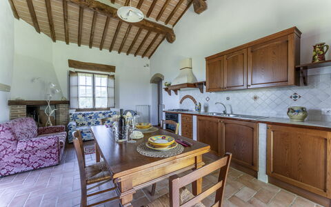Marcigliana Cottage, Pool, Radicondoli: Möbel, Eigentum, Cabinetry, Countertop, Gebäude, Tabelle, Holz, Fenster, Couch, Interior Design