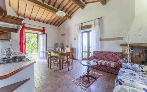 Marcigliana Cottage, Pool, Radicondoli: Möbel, Tabelle, Interior Design, Fenster, Holz, Couch, Wohnzimmer, Fussboden, Flooring