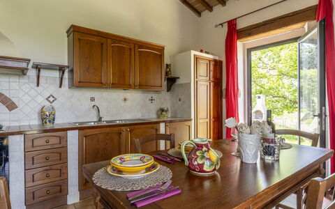 Marcigliana Cottage, Pool, Radicondoli: Cabinetry, Möbel, Eigentum, Tabelle, Countertop, Fenster, Holz, Küche, Gebäude
