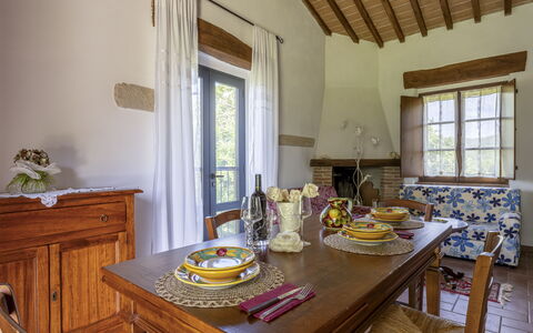 Marcigliana Cottage, Pool, Radicondoli: Tabelle, Möbel, Eigentum, Fenster, Cabinetry, Holz, Geschirr, Interior Design, Stuhl, Fussboden
