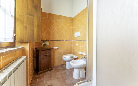 Marcigliana Cottage, Pool, Radicondoli: Armatur, Gebäude, Badezimmer, Fenster, Cabinetry, Interior Design, Sinken, Fussboden, Holz