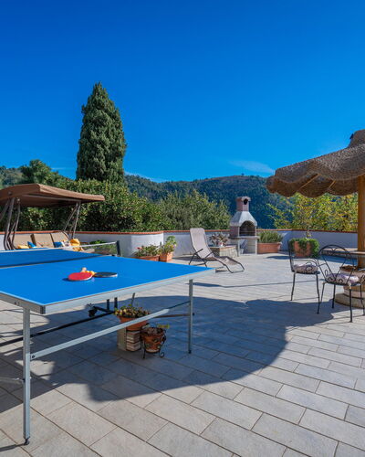 Bellavista Tuscany Apartment Panoramic Terrace: Himmel, Tabelle, Pflanze, Gartenmöbel, Schatten, Baum, Gebäude, Freizeit, Landschaft, Schwimmbad