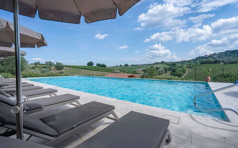 Melaiolo Modern Apartment with Pool, Montaione, To: Wasser, Himmel, Eigentum, Wolke, Möbel, Schwimmbad, Azurblau, Gebäude, Gartenmöbel, Sonnenliege