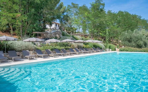 Melaiolo Modern Apartment with Pool, Montaione, To: Wasser, Pflanze, Wasservorräte, Eigentum, Himmel, Natur, Azurblau, Schwimmbad, Baum, Natürliche Landschaft