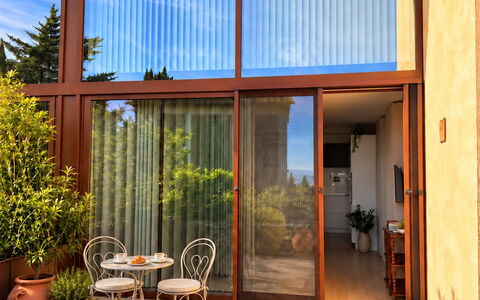 Melaiolo Modern Apartment with Pool, Montaione, To: Holz, Zuhause, Holzbeize, Eco Hotel, Schatten, Glas, Blumentopf, Zimmerpflanze, Balkon, Hartholz