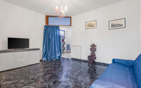 Romina Apartment, Florence, Campo Marte: Flooring, Fussboden, Interior Design, Wohnung, Zimmer, Decke, Wohnzimmer, Couch, Holzboden