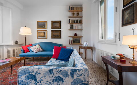 Orto Botanico Apartment With Terrace And Dome View: Bilderrahmen, Tabelle, Möbel, Eigentum, Azurblau, Komfort, Interior Design, Holz, Fenster, Couch