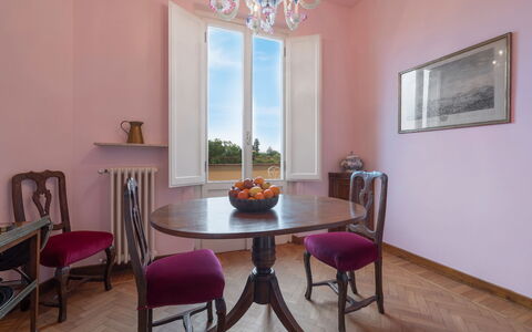 Orto Botanico Apartment With Terrace And Dome View: Tabelle, Möbel, Eigentum, Stuhl, Bilderrahmen, Pflanze, Holz, Interior Design, Beleuchtung, Zimmerpflanze