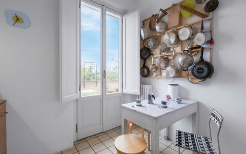 Orto Botanico Apartment With Terrace And Dome View: Tabelle, Eigentum, Möbel, Fenster, Interior Design, Holz, Beleuchtung, Fussboden, Regale