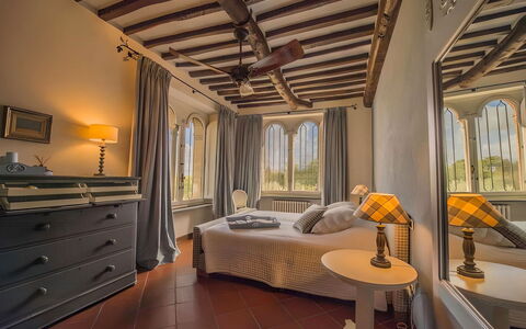 Villa Bongi: Wand, Möbel, Interior Design, Bett, Schlafzimmer, Beleuchtung, Zimmer, Bettdecke, Decke, Fussboden