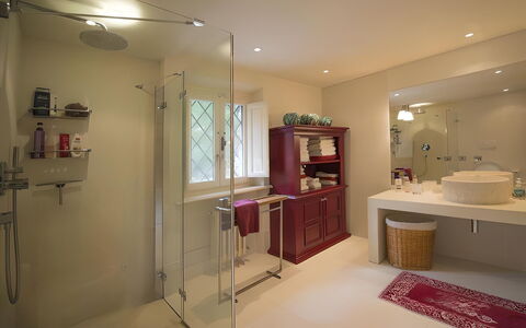 Villa Bongi: Interior Design, Wand, Armatur, Flooring, Badezimmer, Bad Sink, Fussboden, Sinken, Decke, Badezimmerschrank