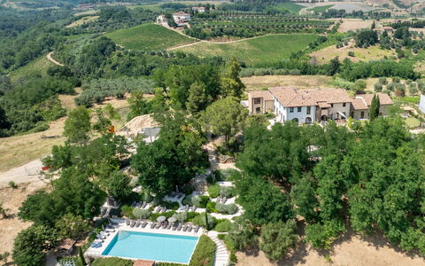 Punteriolo Spereto Family Apartment With Pool,: Baum, Wohngebiet, Landschaft, Vogelperspektive, Grundstueck, Menschliche Siedlung, Luftaufnahmen, Ländliches Gebiet, Estate, Schwimmbad