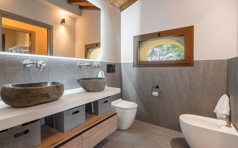 Punteriolo Spereto Family Apartment With Pool,: Braun, Spiegel, Zapfhahn, Armatur, Eigentum, Bad Sink, Badezimmerschrank, Sinken, Badezimmer, Holz