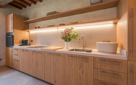 Punteriolo Spereto Family Apartment With Pool,: Cabinetry, Countertop, Möbel, Zapfhahn, Pflanze, Gebäude, Zimmerpflanze, Küche, Holz, Interior Design