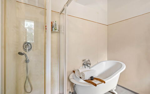 Casale Rosa: Badezimmer, Armatur, Interior Design, Flooring, Fussboden, Installation, Zapfhahn, Beleuchtung, Zimmer, Badewanne