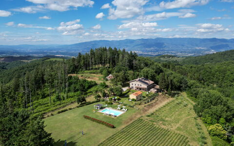 Montelucci Chianti Agrivilla: Wolke, Himmel, Pflanze, Berg, Natürliche Landschaft, Baum, Grundstueck, Hochland, Gebäude, Gras