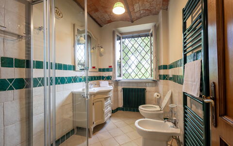 Montelucci Chianti Agrivilla: Eigentum, Sinken, Armatur, Spiegel, Zapfhahn, Badezimmer, Fenster, Interior Design, Die Architektur