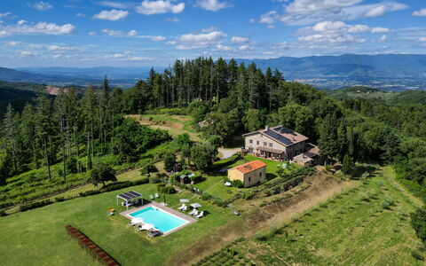 Montelucci Chianti Agrivilla: Wolke, Himmel, Pflanze, Eigentum, Berg, Blau, Natürliche Landschaft, Baum, Grundstueck, Haus