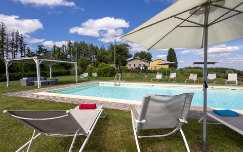 Montelucci Chianti Agrivilla: Wasser, Wolke, Himmel, Möbel, Eigentum, Schwimmbad, Gebäude, Schatten, Pflanze, Gartenmöbel