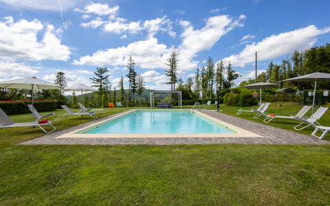 Montelucci Chianti Agrivilla: Wasser, Wolke, Himmel, Pflanze, Schwimmbad, Gebäude, Baum, Schatten, Rechteck, Haus