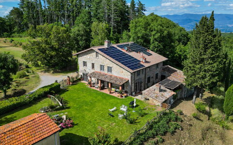 Montelucci Chianti Agrivilla: Pflanze, Gebäude, Eigentum, Fenster, Himmel, Natürliche Landschaft, Baum, Haus, Grundstueck, Hochland
