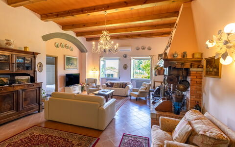 Montelucci Chianti Agrivilla: Bilderrahmen, Couch, Beleuchtung, Interior Design, Gelb, Fussboden, Wohnzimmer, Holz, Lampe, Dekoration