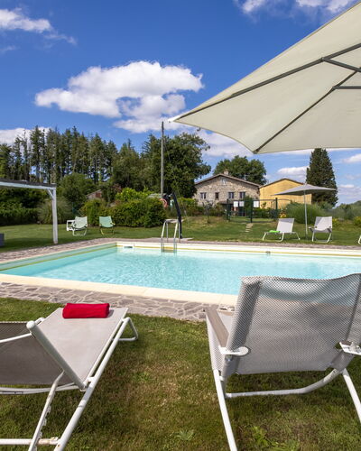 Montelucci Chianti Agrivilla: Wasser, Wolke, Himmel, Möbel, Eigentum, Schwimmbad, Gebäude, Schatten, Pflanze, Gartenmöbel