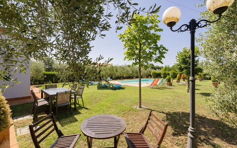 Villa Elena: Schwimmbad, Resort, Gartenmöbel, Eco Hotel, Garten, Schatten, Rasen, Landscaping, Hazienda, Garten