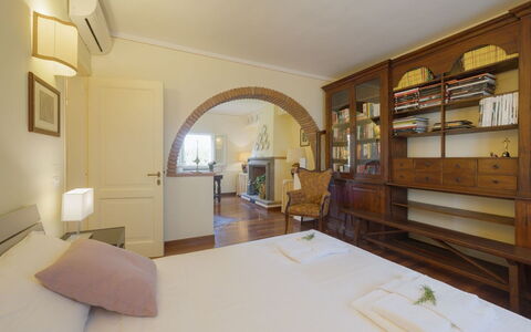 Villa Elena: Möbel, Interior Design, Flooring, Fussboden, Decke, Holz, Zimmer, Bett, Schlafzimmer, Beleuchtung