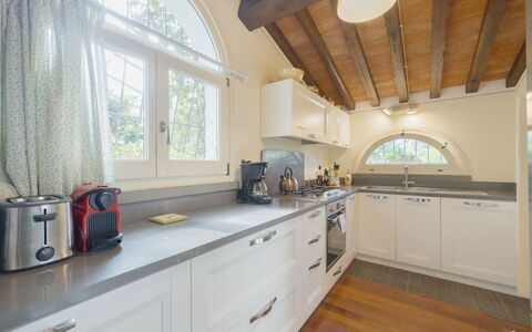 Villa Elena: Küche, Interior Design, Countertop, Holz, Decke, Küchengerät, Cabinetry, Flooring, Major Appliance, Möbel