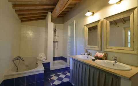 Villa Il Troscione: Wand, Flooring, Interior Design, Fussboden, Armatur, Möbel, Decke, Badezimmer, Beleuchtung, Zuhause