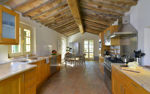 Villa Il Troscione: Möbel, Flooring, Interior Design, Holz, Küche, Fussboden, Decke, Countertop, Zuhause, Cabinetry