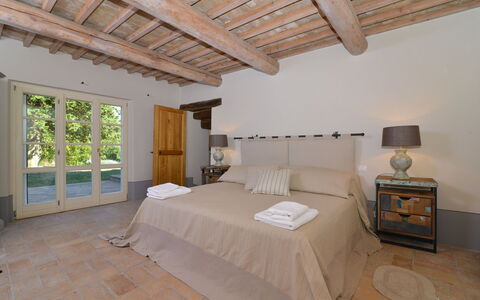 Villa Il Troscione: Möbel, Bett, Interior Design, Schlafzimmer, Flooring, Holz, Fussboden, Bedding, Bettdecke, Zuhause
