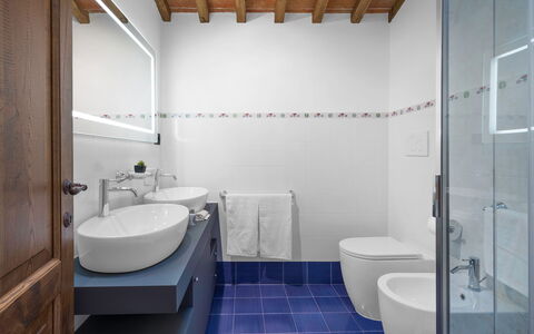 La Capanna, Borgo Campassini, Monteriggioni: Badezimmer, Flooring, Armatur, Sinken, Bad Sink, Wand, Fussboden, Interior Design, Zapfhahn, Installation