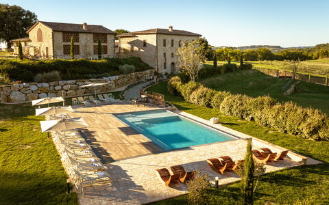 Il Borgo, Borgo Campassini, Monteriggioni: Schwimmbad, Grundstueck, Estate, Bauernhaus, Resort, Villa, Hütte, Gartenmöbel, Garten, Landscaping