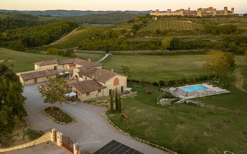 Il Borgo, Borgo Campassini, Monteriggioni: Landschaft, Wohngebiet, Haus, Einfach, Estate, Grundstueck, Ländliches Gebiet, Zuhause, Vogelperspektive, Menschliche Siedlung