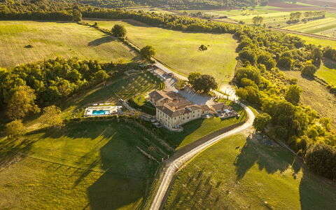 La Piazzetta, Borgo Campassini, Monteriggioni: Estate, Schwimmbad, Landschaft, Einfach, Grundstueck, Villa, Freizeit, Erholung, Hazienda, Villa