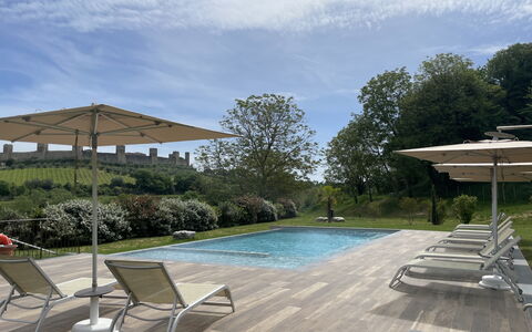 La Piazzetta, Borgo Campassini, Monteriggioni: Schwimmbad, Gartenmöbel, Möbel, Sonnenliege, Stuhl, Verbundwerkstoff, Schatten, Garten, Resort, Regenschirm