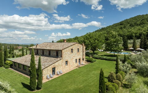 Podere Monti: Estate, Plantage, Bauernhaus, Garten, Landscaping, Rasen, Villa, Villa, Lärche