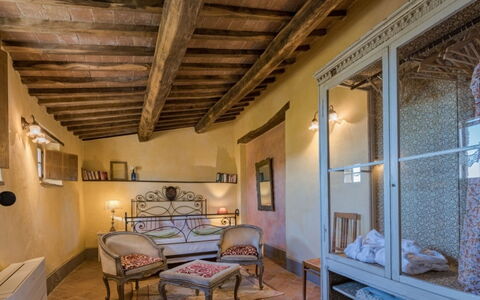 Prugnolo: Möbel, Wand, Interior Design, Flooring, Fussboden, Decke, Schlafzimmer, Beleuchtung, Bett, Zimmer
