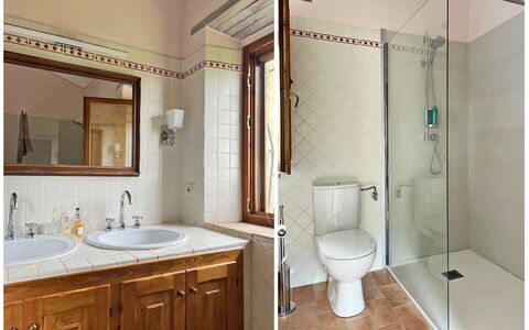 Villa la Felce: Badezimmer, Armatur, Wand, Interior Design, Flooring, Fussboden, Sinken, Bad Sink, Zapfhahn, Installation