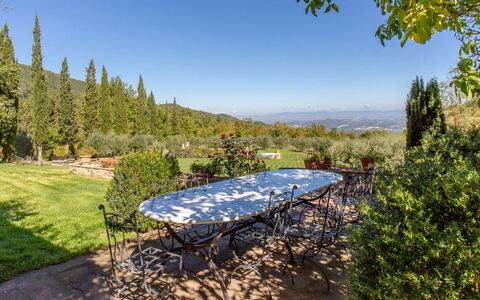 Villa la Felce: Vegetation, Natürliche Landschaft, Landschaft, Strauch, Hügel, Hochland, Pflanzengemeinschaft, Grundstueck, Bergstation, Ground