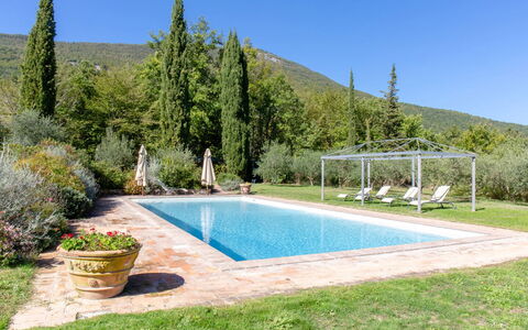 Villa la Felce: Schwimmbad, Resort, Garten, Landscaping, Eco Hotel, Gartenmöbel, Water Feature, Freizeit, Flagstone, Schatten