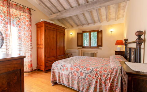 Villa la Felce: Bett, Möbel, Schlafzimmer, Interior Design, Bedding, Bettdecke, Wand, Holz, Decke, Linens